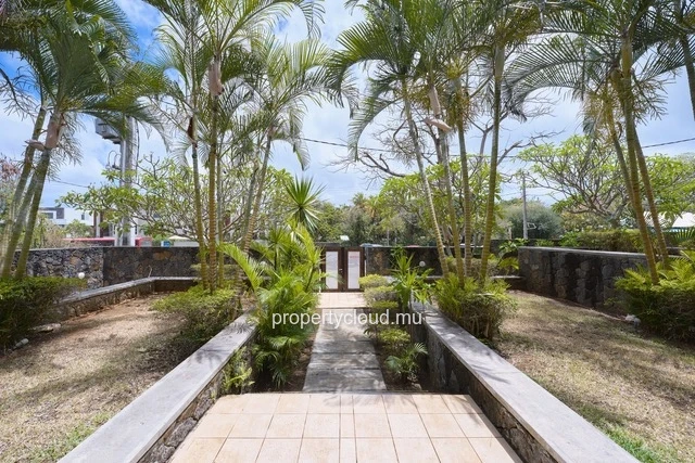 A vendre appartement d'une chambre en suite en rez de jardin, meublé et équipé accessible aux étrangers à Mont Choisy.