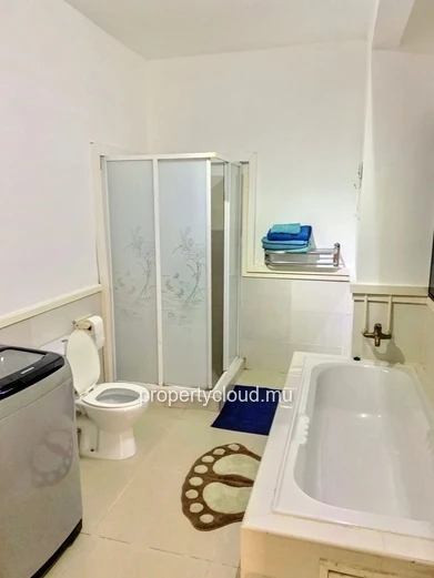 La Gaulette à vendre appartement deux chambres avec piscine commune situé dans un quartier résidentiel et calme.