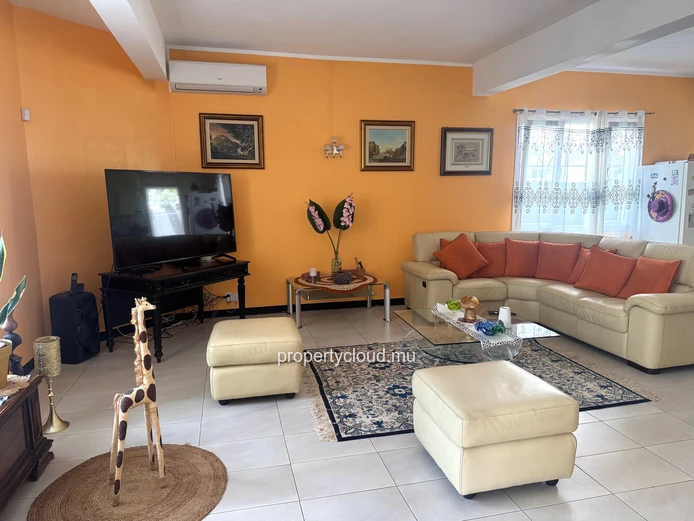 Flic en Flac – For sale: Large villa divided into 2 apartments, 7 bedrooms, a stone's throw from the beach and shops