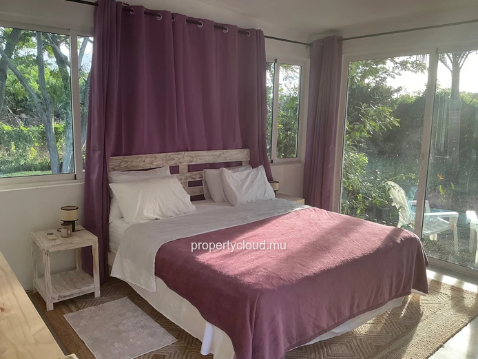 FOR RENT / Large 3-bedroom villa with annex (2 bedrooms) and 2100 m2 of garden / CALODYNE - Mauritius