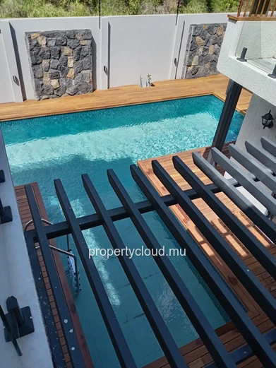 New contemporary villa in Pereybere – 6 bedrooms – Central swimming pool – Premium amenities