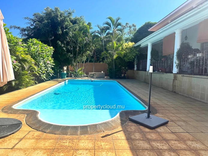 ALBION – FOR SALE – Spacious family villa with separate apartment, swimming pool and garage