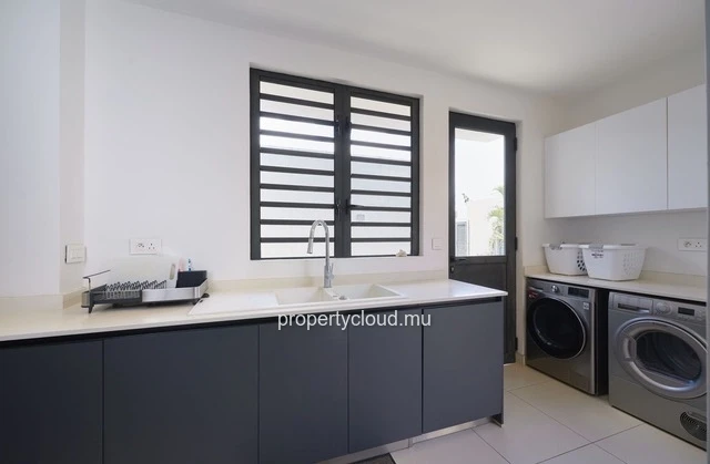 For sale: magnificent 4-bedroom villa with en suite rooms, accessible to foreigners in Pereybere.
