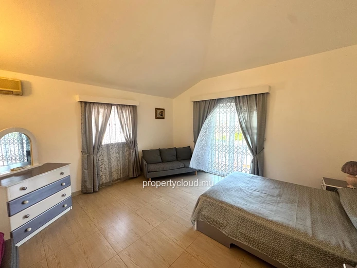 ALBION – FOR SALE – Spacious family villa with separate apartment, swimming pool and garage