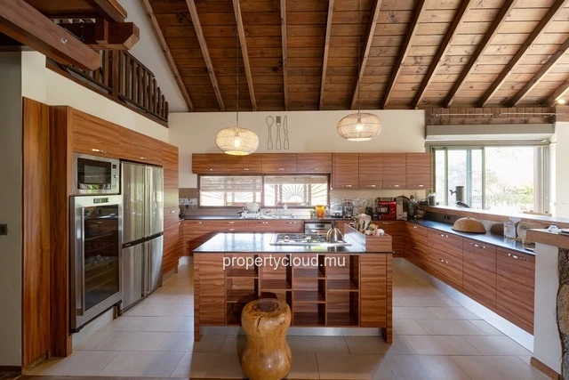 For sale: magnificent villa in a residence accessible to foreigners in Pereybere.