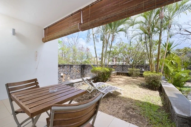 A vendre appartement d'une chambre en suite en rez de jardin, meublé et équipé accessible aux étrangers à Mont Choisy.