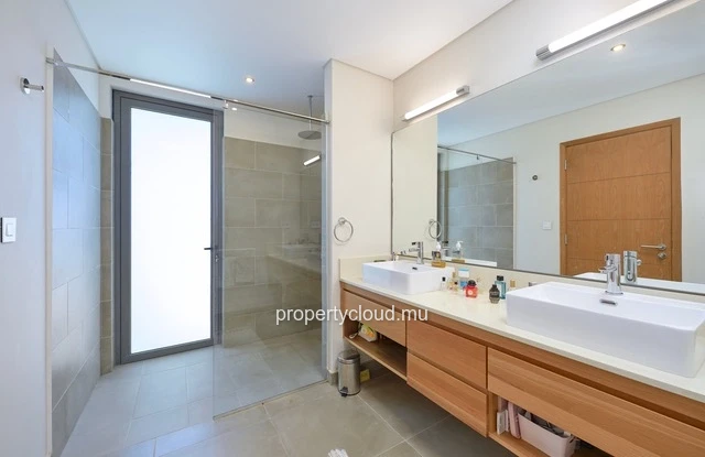 For sale: magnificent villa in a residence accessible to foreigners in Grand Baie, La Salette.