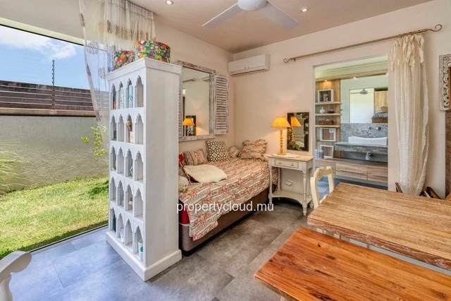 For sale: villa in a prestigious residence accessible to foreigners. Two minutes from the center of Grand Baie.