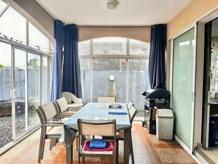 Vacoas for sale 6 bedroom house with swimming pool, which can be converted into 2 independent apartments.