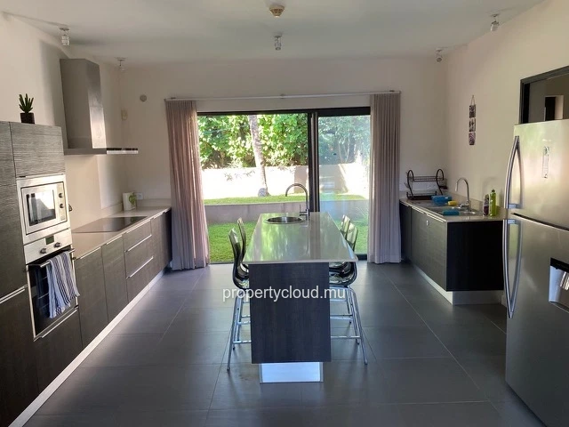 For sale: magnificent villa in a residence accessible to foreigners in Pereybere.