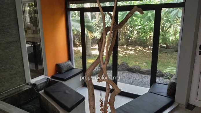 Exceptional 120 m² duplex with a 170 m² landscaped garden in The Vale – A rare and unique property