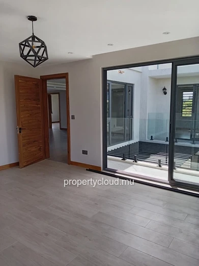 New contemporary villa in Pereybere – 6 bedrooms – Central swimming pool – Premium amenities