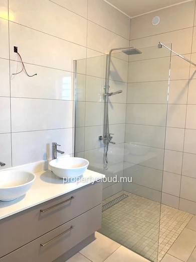 Albion for rent: Beautiful, recently built, single-storey villa with three bedrooms and swimming pool, located in a q...