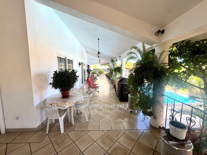ALBION – FOR SALE – Spacious family villa with separate apartment, swimming pool and garage