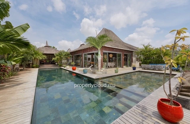 For sale: magnificent villa in a residence accessible to foreigners in Pereybere.
