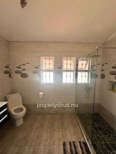 ALBION – FOR SALE – Spacious family villa with separate apartment, swimming pool and garage