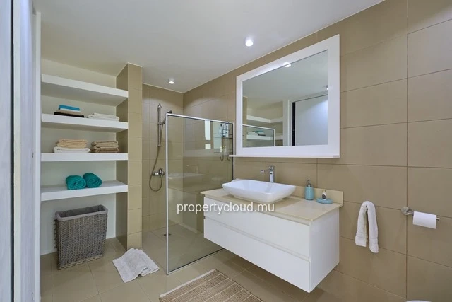 A vendre appartement d'une chambre au 1er étage, meublé et équipé accessible aux étrangers à Mont Choisy.