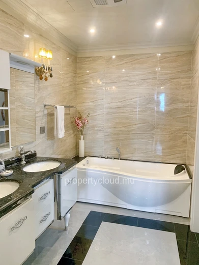 Floréal à vendre magnifique et récent appartement 3 chambres situé dans une luxueuse résidence sécurisée avec ascense...