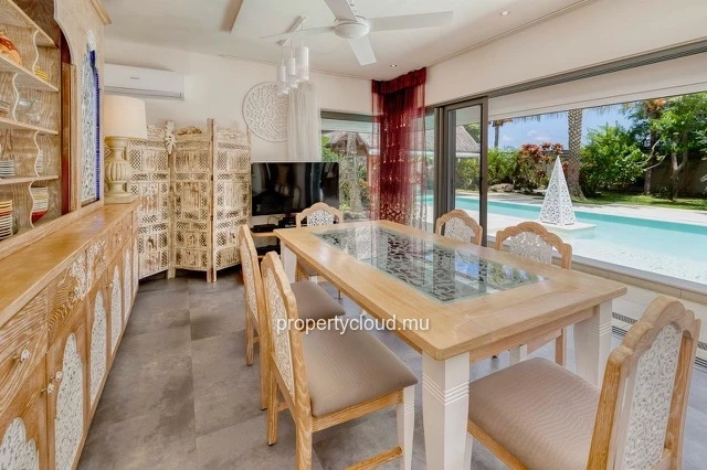 For sale: villa in a prestigious residence accessible to foreigners. Two minutes from the center of Grand Baie.