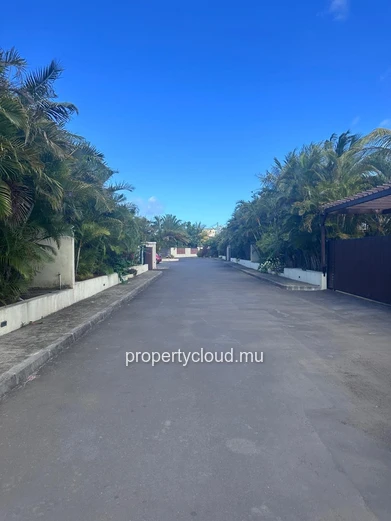 Discover this magnificent 4-bedroom villa, nestled in the heart of a private residence, a few steps from the coastal ...