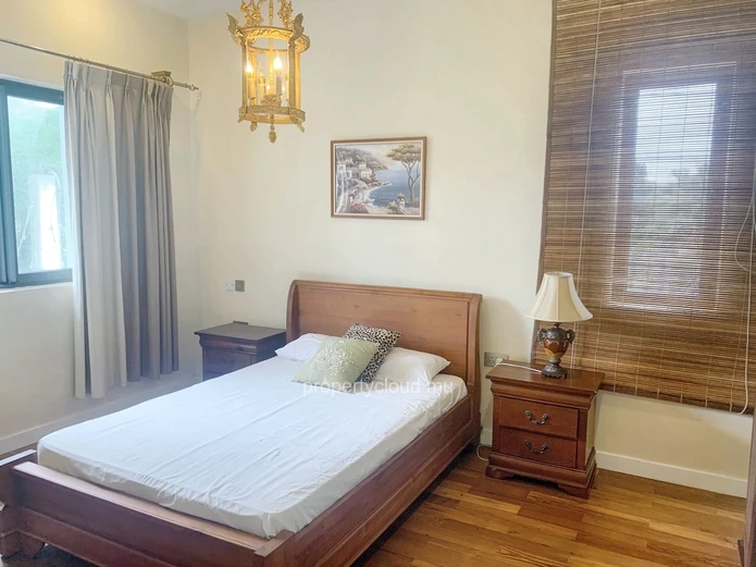 Floréal à vendre magnifique et récent appartement 3 chambres situé dans une luxueuse résidence sécurisée avec ascense...