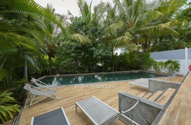 For sale: ground floor apartment in Pointe Aux Canonniers, accessible to foreigners.