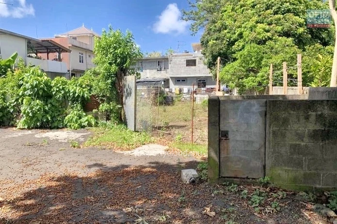 Quatre Bornes for sale land of 2047 m² near  La Louise ideal for Promoter.