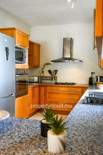 À LOUER – Superbe appartement “pieds dans l’eau” à Grand Baie