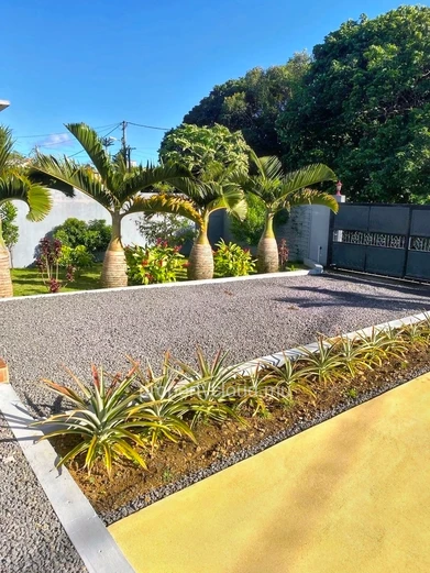 Vacoas for sale 6 bedroom house with swimming pool, which can be converted into 2 independent apartments.