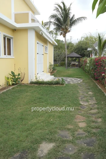 Flic en Flac, 2-bedroom apartment for rent in a villa 300 meters from the beach with a shared garden