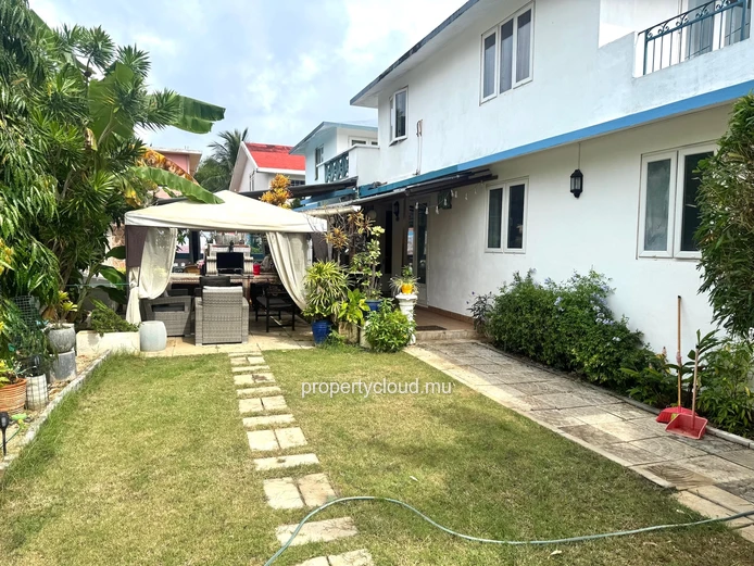 Albion – For sale, two villas with swimming pools, close to the beach