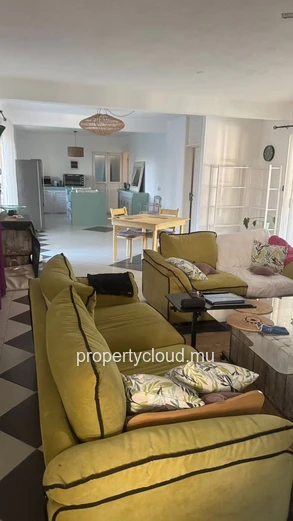 FOR RENT / Large 3-bedroom villa with annex (2 bedrooms) and 2100 m2 of garden / CALODYNE - Mauritius