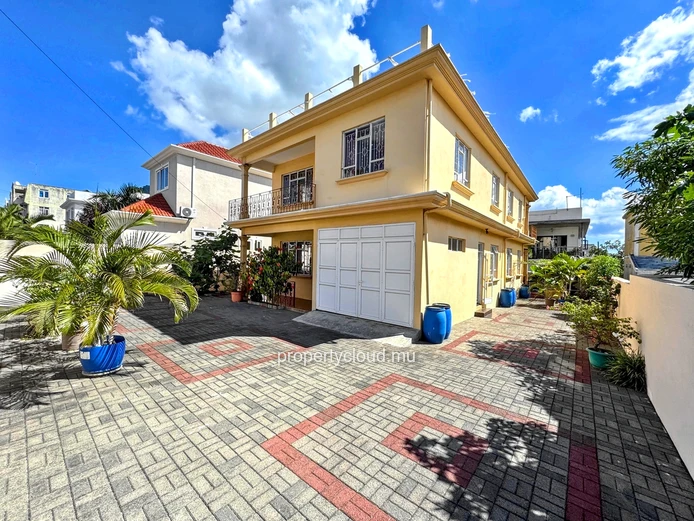 Roches Brunes for sale 7 bedroom house, which can be converted into 2 independent apartments.