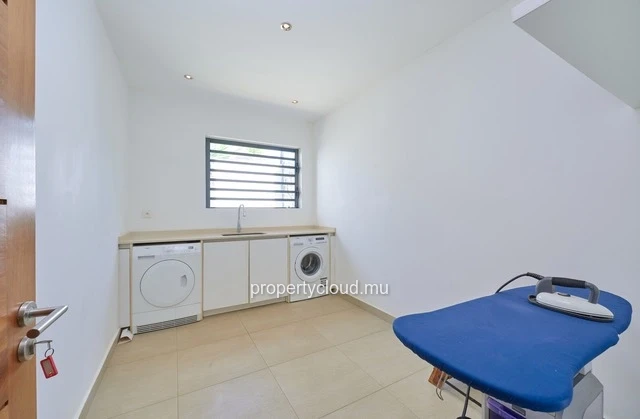 For sale: magnificent villa in a residence accessible to foreigners in Grand Baie.