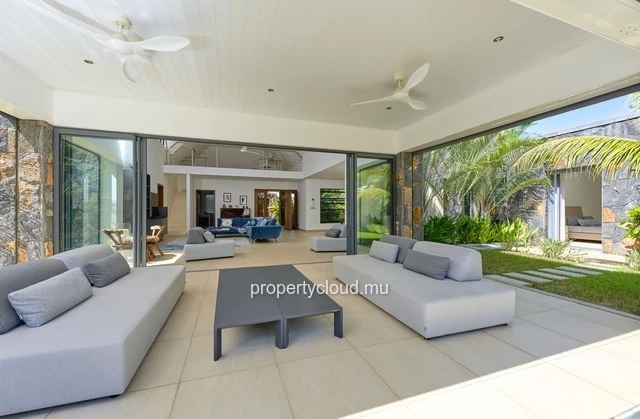 For sale: magnificent villa in a residence accessible to foreigners in Grand Baie.