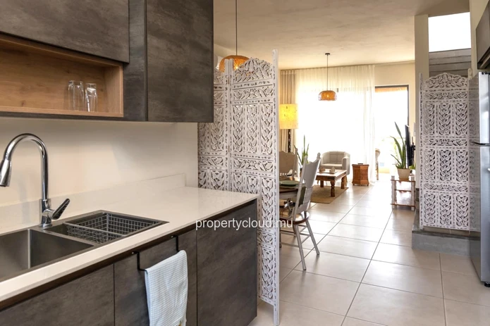 For rent – Flic en Flac, Mauritius Magnificent recent 3 bedroom apartment located on the top floor, with roof terrace...