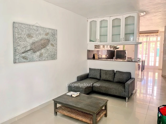 La Gaulette à vendre appartement deux chambres avec piscine commune situé dans un quartier résidentiel et calme.