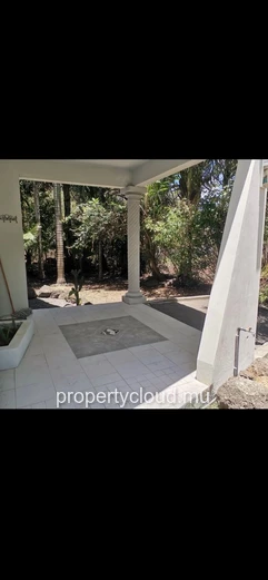 Exceptional 120 m² duplex with a 170 m² landscaped garden in The Vale – A rare and unique property