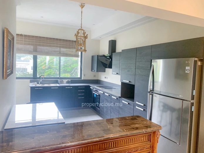 Floréal à vendre magnifique et récent appartement 3 chambres situé dans une luxueuse résidence sécurisée avec ascense...