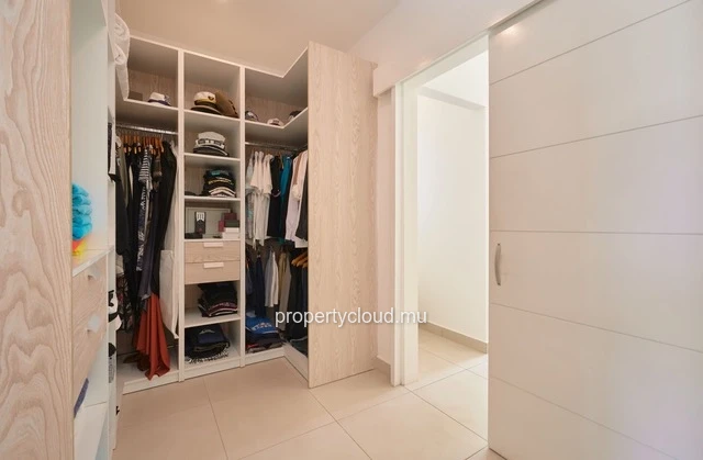 I am offering you, off the record, long-term rental in Cap Malheureux.