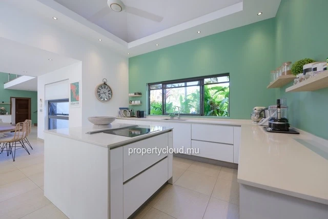 For sale: magnificent villa in a residence accessible to foreigners in Grand Baie.