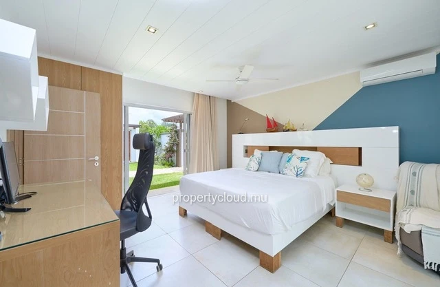 For sale: villa in a prestigious residence accessible to foreigners. Two minutes from the center of Grand Baie.