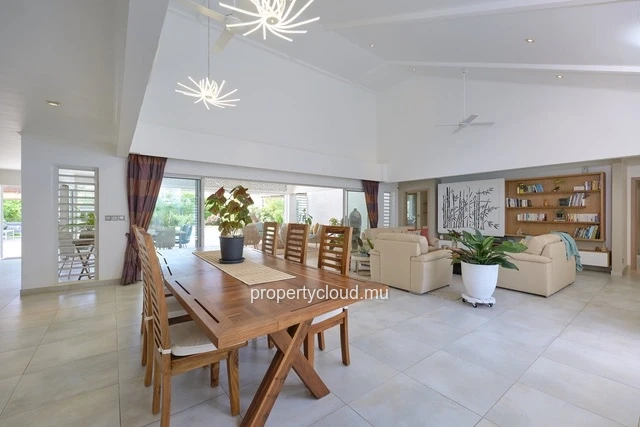 For sale: villa in a prestigious residence accessible to foreigners. Two minutes from the center of Grand Baie.
