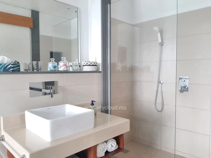 Rivière Noire à vendre superbe appartement 2 chambres avec une place d'amarrage accessible aux étrangers situé à l'es...