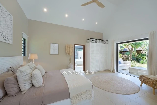 For sale: magnificent villa in a residence accessible to foreigners in Grand Baie.