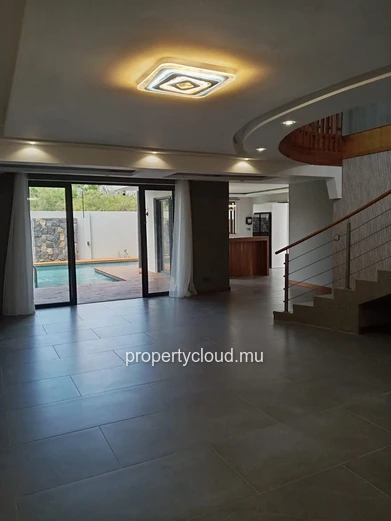 New contemporary villa in Pereybere – 6 bedrooms – Central swimming pool – Premium amenities
