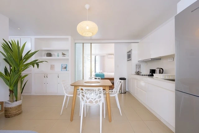 A vendre appartement d'une chambre en suite en rez de jardin, meublé et équipé accessible aux étrangers à Mont Choisy.