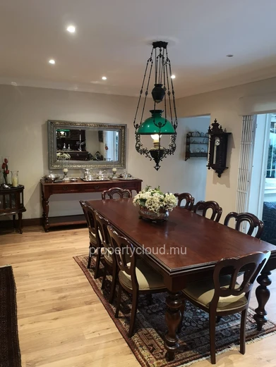 For sale a spacious luxury villa of 505 m2 with swimming pool and beautiful garden in Hillside, Mapou.