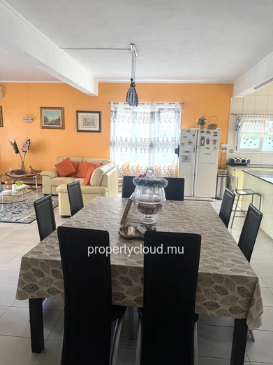 Flic en Flac – For sale: Large villa divided into 2 apartments, 7 bedrooms, a stone's throw from the beach and shops