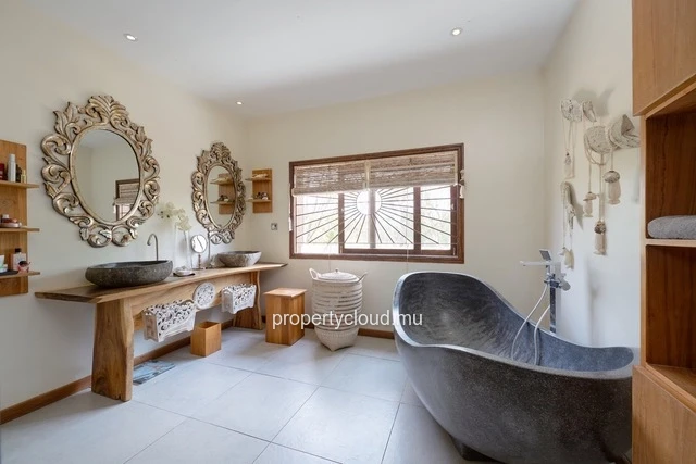 For sale: magnificent villa in a residence accessible to foreigners in Pereybere.